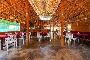 Restaurace v ubytování YogiTree Beach Resort & Cafe - 100m from Morjim Beach