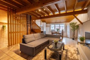 una sala de estar con un sofá y una mesa en Le Refuge proche de Genève, en Viry