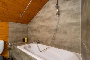 y baño con bañera y techo de madera. en Le Refuge proche de Genève, en Viry 21 fotos más