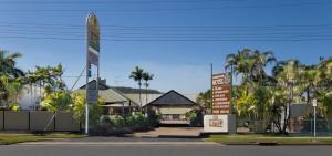 
a street sign on a pole in front of a palm tree at Glenmore Palms Motel in Rockhampton
