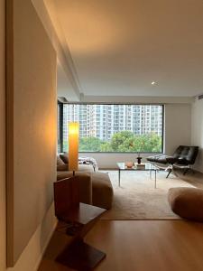 Uma área de estar em Sunny Abode 中远A 2Bedroom river view near Suzhou River
