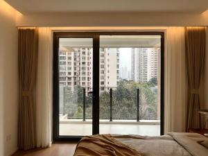 Uma cama ou camas num quarto em Sunny Abode 中远A 2Bedroom river view near Suzhou River