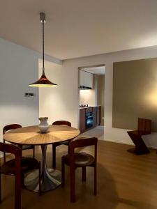 uma mesa de jantar e cadeiras num quarto em Sunny Abode 中远A 2Bedroom river view near Suzhou River em Xangai mais 13 fotografias