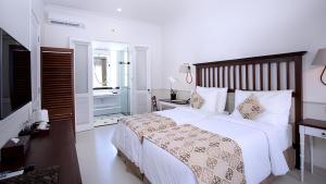 Postel nebo postele na pokoji v ubytování SOLTERRA SEMINYAK Boutique Hotel & Spa Powered by Archipelago
