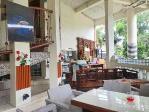 een patio met een tafel en stoelen en een tafel bij Java Retro Suites in Bandung