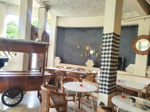 Een zitgedeelte bij Java Retro Suites
