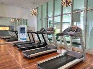 Fitness centrum a/nebo fitness zařízení v ubytování Empire Hostel Regalia