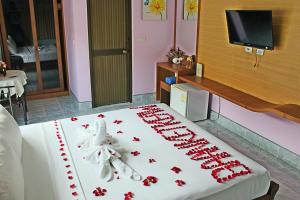 TV a/nebo společenská místnost v ubytování Baan Ketkeaw Guest House 2