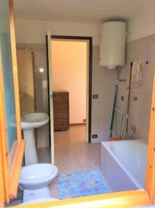 カンポロッソにあるapartmento Olgaの浴槽、トイレ、洗面台を備えたバスルーム