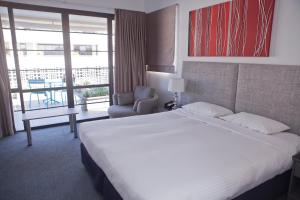Un pat sau paturi într-o cameră la Savoy Double Bay Hotel