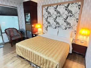 Tempat tidur dalam kamar di Garden Business Hotel