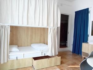 Ein Bett oder Betten in einem Zimmer der Unterkunft Follow the Sun Boutique Hostel - Pool, Breakfast & Sea Views