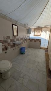 KūriにあるBarna desert camp jaisalmerのバスルーム(トイレ、テント内のシンク付)