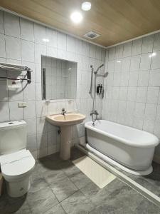 Kamar mandi di Garden Business Hotel