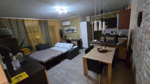 TV a/nebo společenská místnost v ubytování VARESE PRIME - Large independent Apartment, Air conditioning, 2 Bathrooms, 2 free covered Parking spaces, NO restricted traffic zone, Train Station 100m, Theatre 150m, Historic City Centre