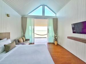 ein Schlafzimmer mit einem großen Bett und einem großen Fenster in der Unterkunft Sea Balcony Cottage in Satun
