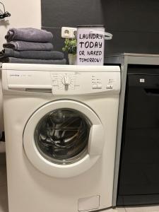 a washing machine with a sign on top of it at Ruhige Ferienwohnung mitten im Zentrum in Plauen +5 photos