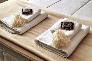 two towels sitting on top of a bed at Departamento Arístides Origen y Encanto en Mendoza in Mendoza