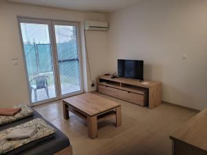 Televízia a/alebo spoločenská miestnosť v ubytovaní Apartmán Neva Galanta