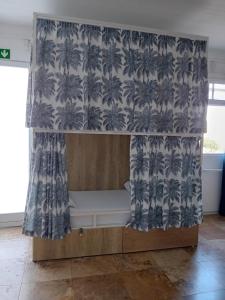 Ein Bett oder Betten in einem Zimmer der Unterkunft Follow the Sun Boutique Hostel - Pool, Breakfast & Sea Views