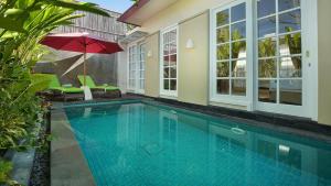 Bazén v ubytování SOLTERRA SEMINYAK Boutique Hotel & Spa Powered by Archipelago nebo v jeho okolí