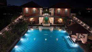 Bazén v ubytování SOLTERRA SEMINYAK Boutique Hotel & Spa Powered by Archipelago nebo v jeho okolí