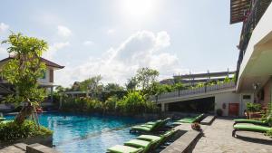 Bazén v ubytování SOLTERRA SEMINYAK Boutique Hotel & Spa Powered by Archipelago nebo v jeho okolí