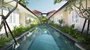 Bazén v ubytování SOLTERRA SEMINYAK Boutique Hotel & Spa Powered by Archipelago nebo v jeho okolí