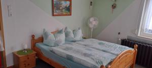 Postel nebo postele na pokoji v ubytování Ferienwohnung Haus Niedersachsen