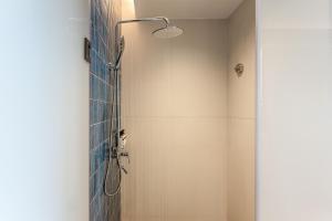 Ένα μπάνιο στο Holiday Inn Express Haikou World Trade Center by IHG