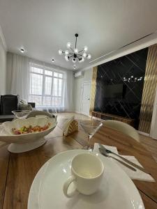 einen Tisch mit einem Teller Essen und einer Schüssel Essen in der Unterkunft Двухкомнатная квартира в жилом доме ЖК Арман/ One-bedroom apartment in Arman residential complex in Atyrau