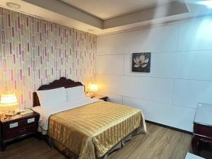 Tempat tidur dalam kamar di Garden Business Hotel
