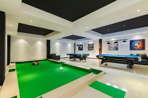 Biliár nebo kulečník v ubytování Sans Hotel Max Living Cengkareng