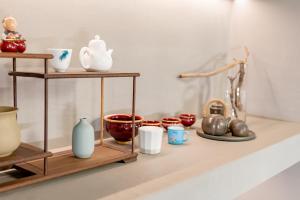 una mensola con vasi e altre ceramiche di 北京方庄万信至格酒店 a Pechino