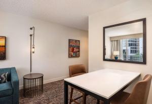 DoubleTree Suites by Hilton Austin Downtown Capitol的休息区