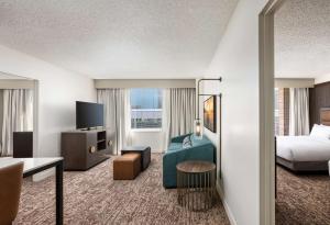 DoubleTree Suites by Hilton Austin Downtown Capitol客房内的一张或多张床位