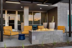 Posezení v ubytování Tru By Hilton Phoenix Midtown
