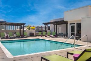 Bazén v ubytování Tru By Hilton Phoenix Midtown nebo v jeho okolí