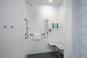 un bagno bianco con doccia e lavandino di Tru By Hilton Phoenix Midtown a Phoenix