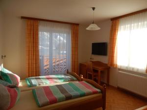 sypialnia z łóżkiem, biurkiem i oknem w obiekcie Haus Seehof w mieście St. Gilgen