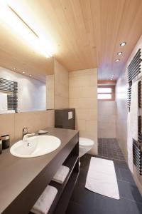 uma casa de banho com um lavatório, uma banheira e um WC. em Abitare em Obergurgl