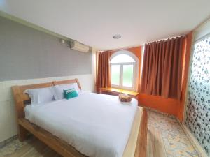 Een bed of bedden in een kamer bij Java Retro Suites