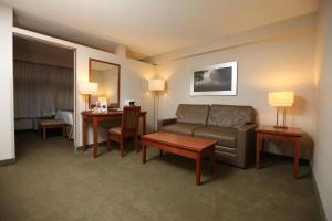 Area tempat duduk di St. Albert Inn & Suites