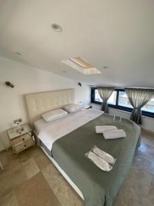 Ένα ή περισσότερα κρεβάτια σε δωμάτιο στο AB Residences-Cihangir Luxury Diamond Apartment