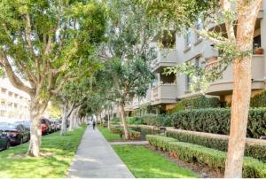 En have udenfor LALA House -1Br with Free Parking, Pool, Laundry