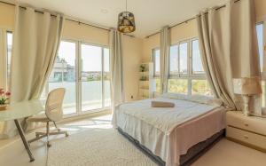 Postel nebo postele na pokoji v ubytování luxurious miracle home