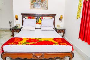1 dormitorio con 1 cama grande y cortinas rojas en FabHotel Prime Indeedcare Resort Bakkhali - 500m from Bakkhali Sea Beach, en Bakkhali 31 fotos más