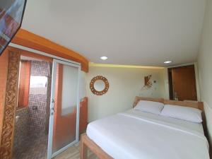 Een bed of bedden in een kamer bij Java Retro Suites