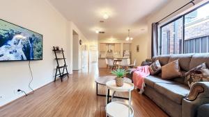 Χώρος καθιστικού στο Craigieburn 3B Home by GoodLive