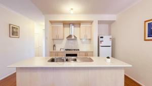 Η κουζίνα ή μικρή κουζίνα στο Craigieburn 3B Home by GoodLive